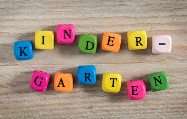 Kindergarten Buchstabenwürfel  Konzept auf Holzuntergrund
