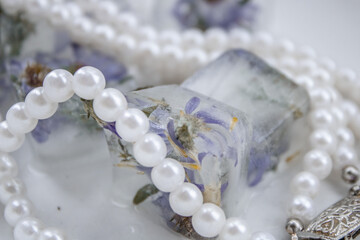 Obraz na płótnie Canvas pearl necklace on a white background