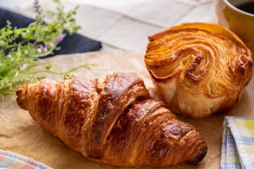 朝のクロワッサンとコーヒー