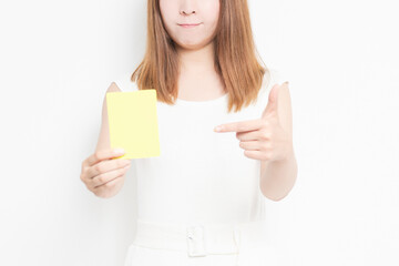イエローカードを手に持つ若い女性