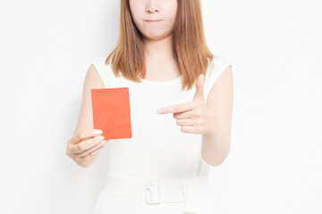 Fototapeta premium レッドカードを手に持つ若い女性