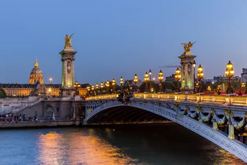 Papier Peint photo autocollant Pont Alexandre III Alexander III Bridge and Les Invalides museum in Paris at night