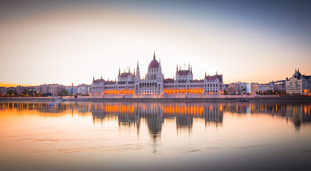 Obraz na płótnie Canvas Parliament in Budapest at sunrise, Hungary