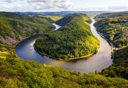 Saarschleife - Saarland - Germany / Ein Landschaftsidyll wunderbar in Licht und Schatten getaucht. 