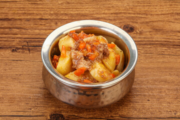 Roasted potato and beef with sauce