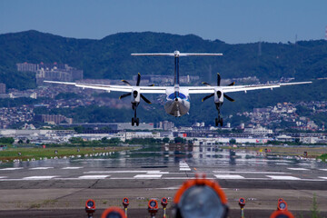 大阪府豊中市・旅客機が着陸する伊丹空港滑走路32Lエンド