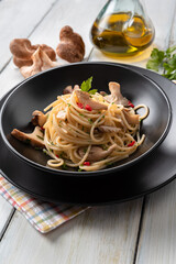 Piatto di deliziosi spaghetti con funghi e peperoncino 