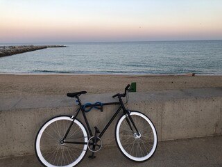 Fototapeta na wymiar bicicleta en la playa