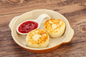 Cottage cheese pancakes with strawberry jam