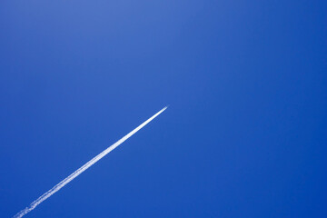青空の飛行機雲