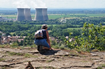 Une personne qui regarde le paysage.
