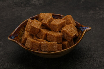 Cane sugar cubs in the bowl
