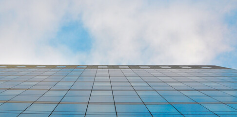 niebo odbijające się budynku © Michael