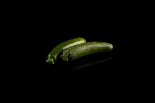 2 Zuchini spiegeln im schwarzen Untergund Low Key