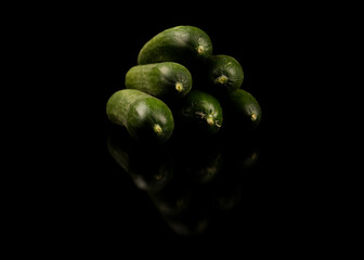  Minigurken spiegeln im schwarzen Untergund Low Key