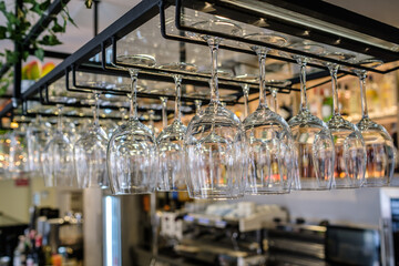 Naklejka premium copas de vino vacias y brillantes en un bar