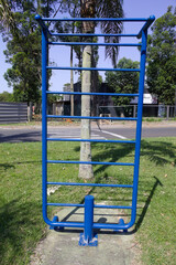 Aparelho para exerc&iacute;cio f&iacute;sico em um parque da cidade