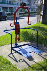Aparelho para exerc&iacute;cio f&iacute;sico em um parque da cidade