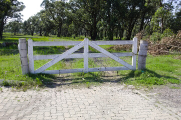 Porteira de madeira de uma fazenda no Brasil