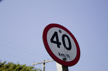 Placa de trânsito com limite de velocidade 40 km/h