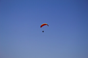 Parapente motorizado voando com o fundo do céu azul