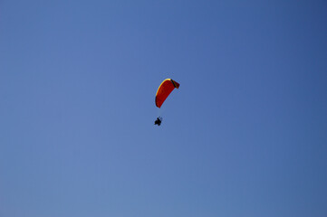 Parapente motorizado voando com o fundo do céu azul