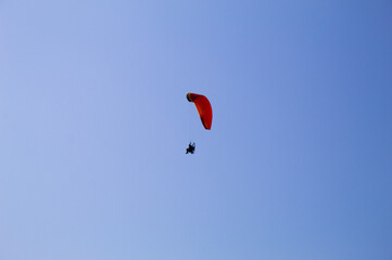 Parapente motorizado voando com o fundo do céu azul