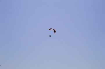 Parapente motorizado voando com o fundo do céu azul