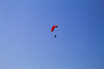 Parapente motorizado voando com o fundo do céu azul