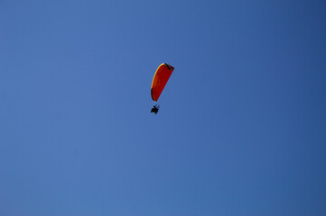 Parapente motorizado voando com o fundo do céu azul