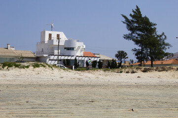 Casa branca em uma praia do sul do Brasil
