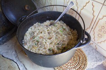 Risoto com carne de gado feito em panela de ferro