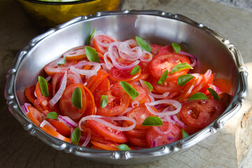 Salada de tomate com manjericão e cebola