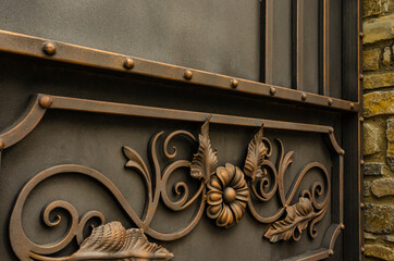 Decoration of metal gates with forged metal flowers, gate exterer