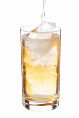 炭酸を注ぐハイボールづくり