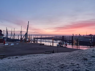 Sonnenaufgang in Ditzumer Hafen in Ostfriesland an der Nordsee verbunden durch die Ems über den Dollart. Mit dem Weltkulturerbe Wattenmeer. © Günther Ramm