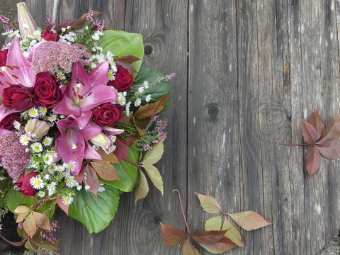 Strau&szlig; mit roten Rosen und Lilien im Herbst
