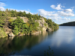 Fototapeta na wymiar View on Lake Minnewaska in September. Hiking trails at Minnewaska State Park, NY.