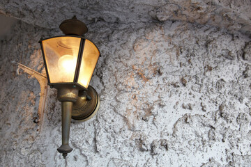 白い建物の外灯