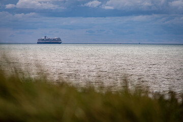 Obraz premium Dunes on the Katwijk beach, Netherlands, with cruisers and tankers on the horizon