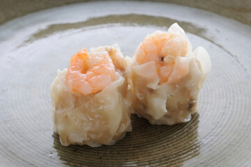 皿の上の二個の海老シュウマイ