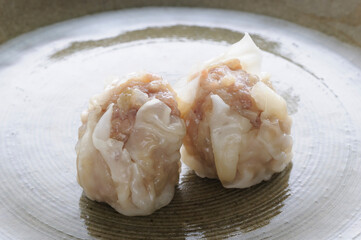皿の上の二個のシュウマイ