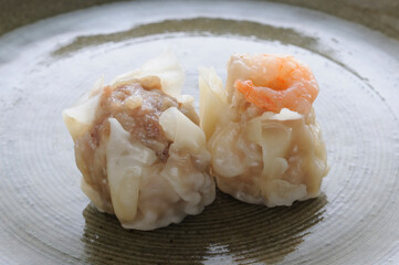 皿の上の二個のシュウマイ