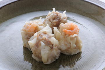 皿の上の四個のシュウマイ