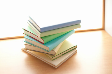 窓辺に置かれた本