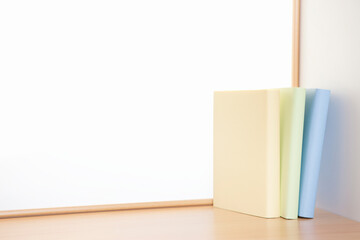 窓辺に置かれた本