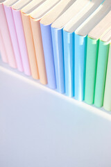 窓辺に置かれた本