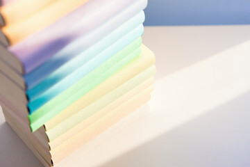 窓辺に置かれた本