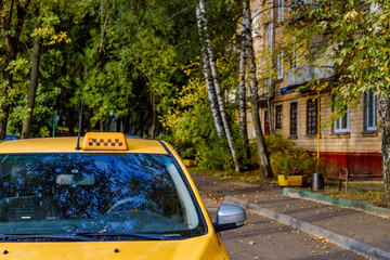Yellow taxi arrived on the call to the doorway