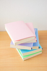 窓辺に積まれた本